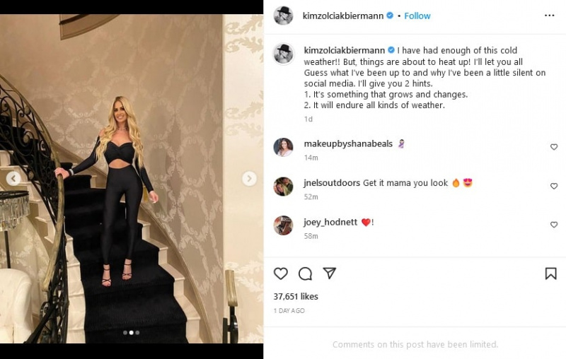   Kima Zolciaka ģērbusies pilnīgi melnā [Kima Zolciaka-Biermane | Instagram]