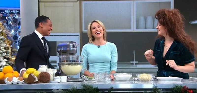   TJ Holmes a Amy Robach se smějí během segmentu cookie [GMA | Youtube]