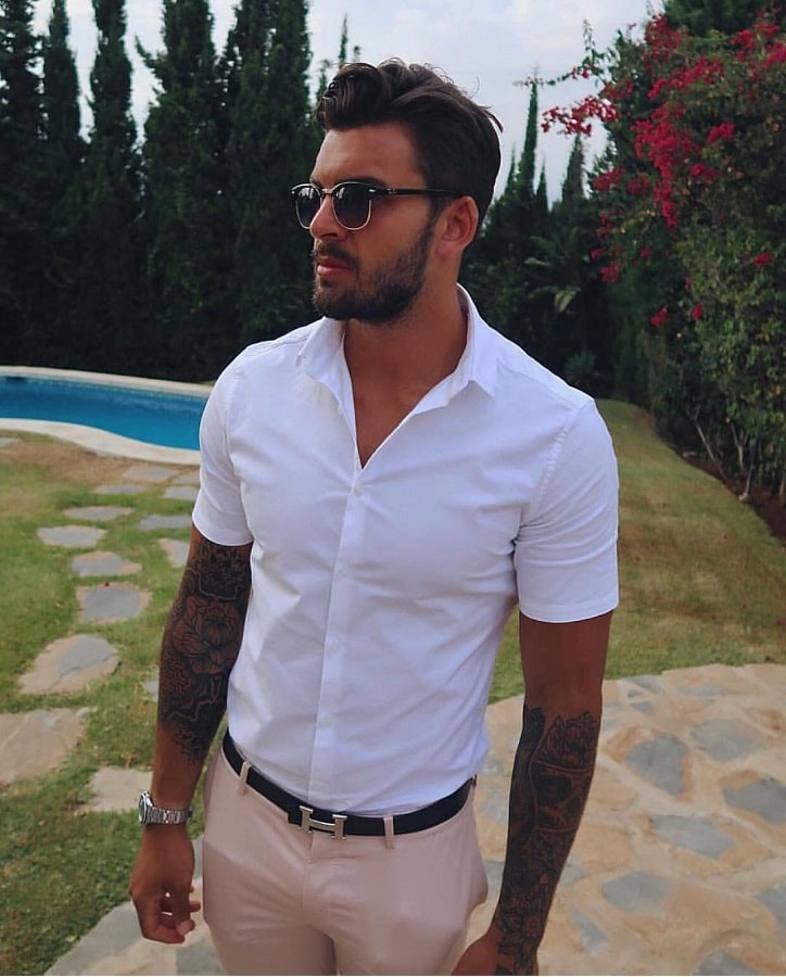  Adam Collard käyttää valkoista Button Up -paitaa & Khakis [Adam Collard | Instagram]