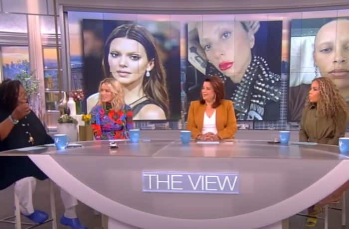   Isännät'The View' discussing the no brow trend - Whoopi Goldberg - YouTube/The View